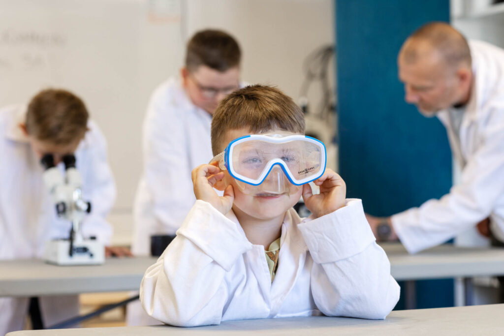 Barn med dykmask i laboratorium Child with diving mask in laboratory