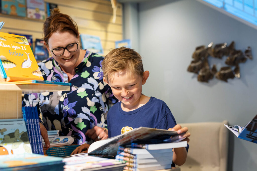 Image: Visitors in the shop