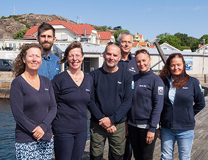 Havets Hus medarbetare framför akvariet